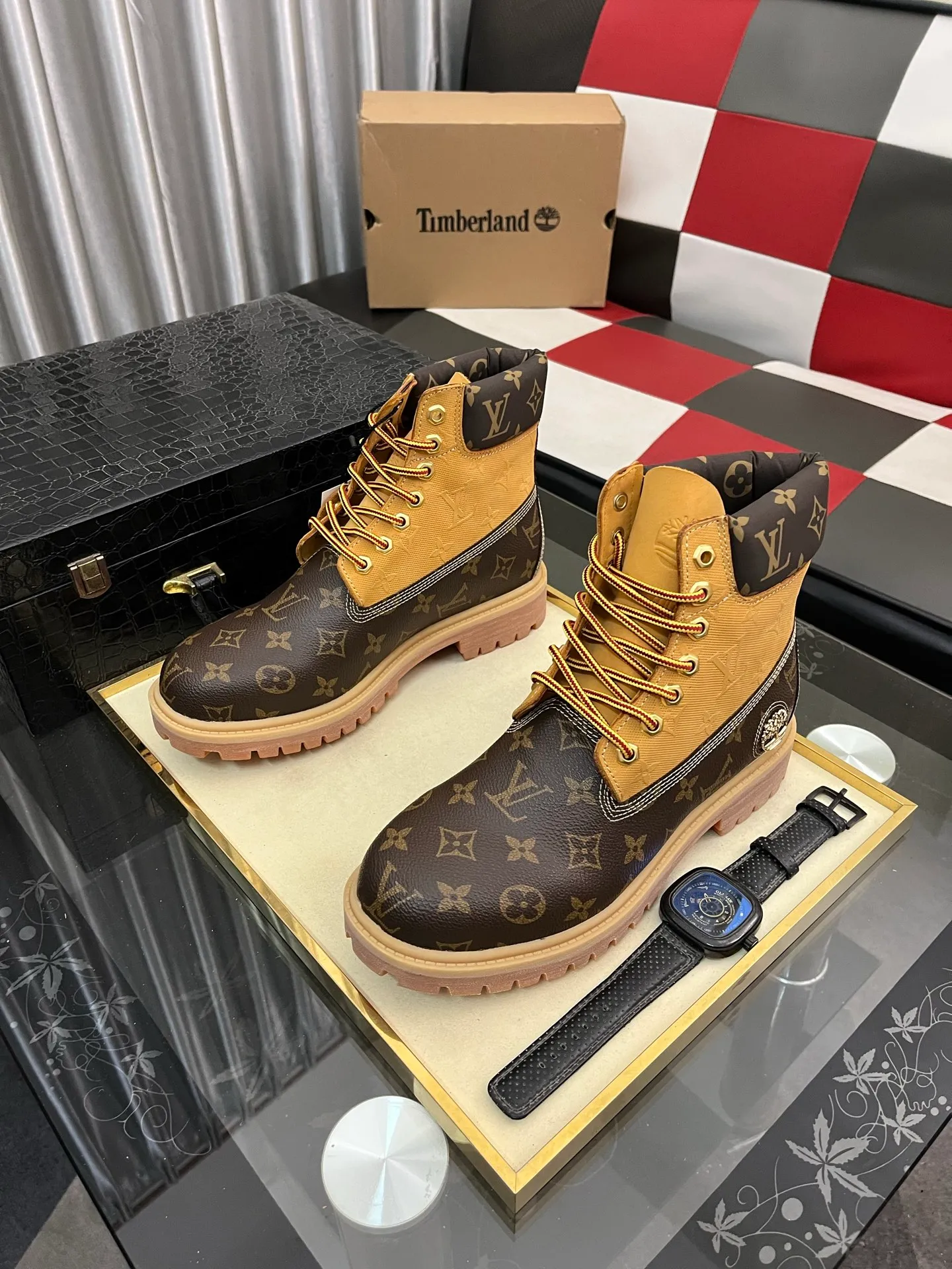 Ex-factory price: 458⌚️⌚️LV x Timberland Timberland joint model Presbyopia Embossed Rhubarb Boots Ankle Boots Short Boots LV x Timberland ankle boots are made of Monogram embossed waterproof nubuck cow leather, relying on the brand's exquisite craftsmanship to carefully reshape the classic Timberland 6-inch boot shape in Italy, with an eye-catching American workwear style. Created by Pharrell Williams 2025 autumn and winter menswear show. Monogram embossed tongue, original Timberland laces and outsole are exquisite details, and the leather label expresses the cooperation logo. Exquisite packaging at the delivery counter🛍📦 ▪️Material: Original customized imported first-layer cowhide ▪️Inner lining: Original customized leather lining/mesh lining ▪️Outsole: Original molded rubber material ▪️Sole thickness: 3.5CM ▪️Size: 38-44